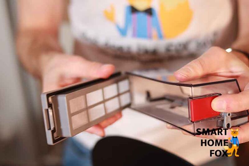 Der Staubbehälter des Ecovacs Deebot T9 AIVI wird geöffnet.